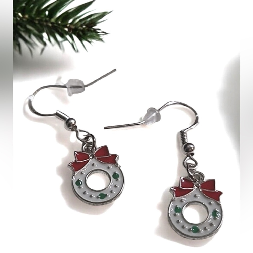 Christmas Holiday Wreath Earrings White Red enamel  Gold Ear Wires. NEW NWT